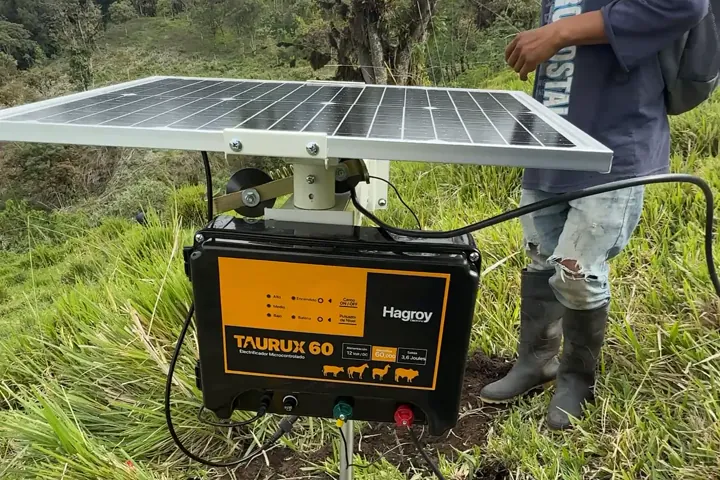 Detalle del energizador y la cinta conductora conectada a la línea del cerco.