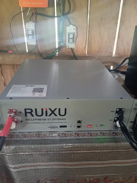 Batería de litio RUIXU de 51,2 V y 100 Ah instalada bajo el tablero.