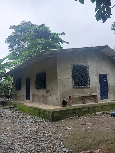 Casa de campo de bloque con sistema solar fotovoltaico aislado.