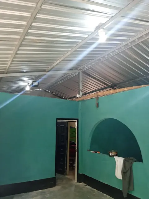 Interior de una vivienda iluminado con luminarias solares.