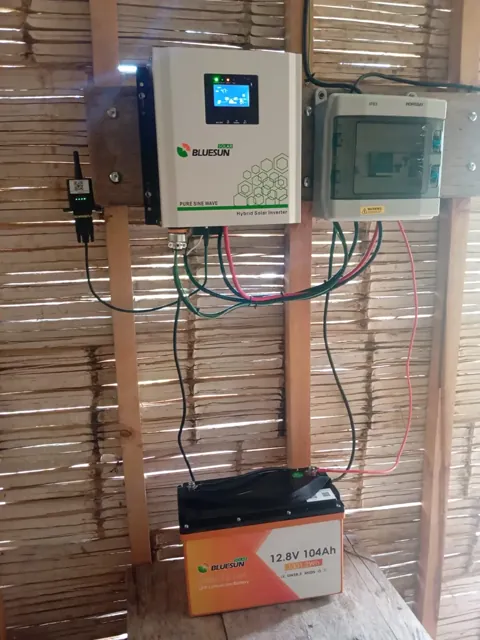 Inversor híbrido BLUESUN con batería de litio de 12,8 V y 104 Ah.