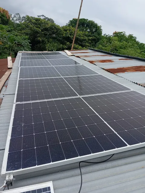 Arreglo de paneles solares instalado sobre una cubierta de zinc.