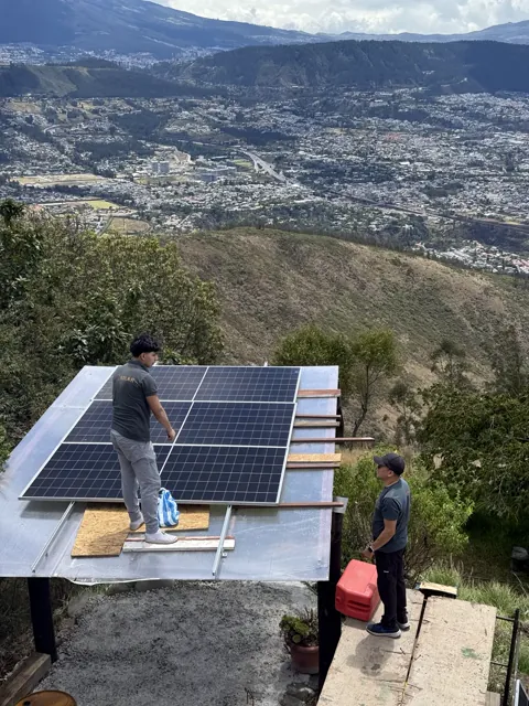 Estructura y módulos solares durante el montaje en la cubierta.