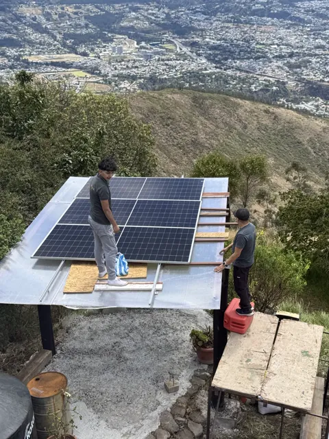 Conexión de los módulos solares instalados en la cubierta.