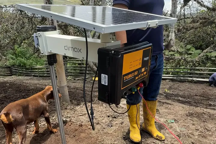 Técnico de Eco Solar trasladando el panel solar y el energizador.